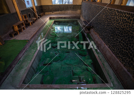 冷礦泉從岩石浴池流出－官之地獄溫泉 128825295