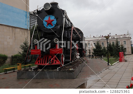 烏蘭巴托車站蘇聯製造的蒸汽機車前部 128825361