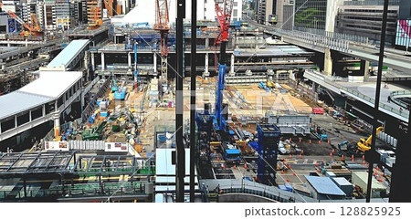 重建工程進度中,施工現場的車輛 重建工程進度中,施工現場的車輛 128825925