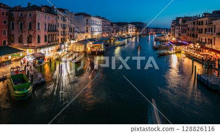 Grand Canal in Venice, Italy day to night timelapse. Gondolas and city lights from Rialto Bridge. 128826116