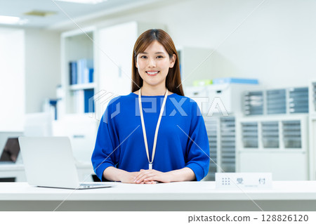 接待處的一位年輕女商人 128826120