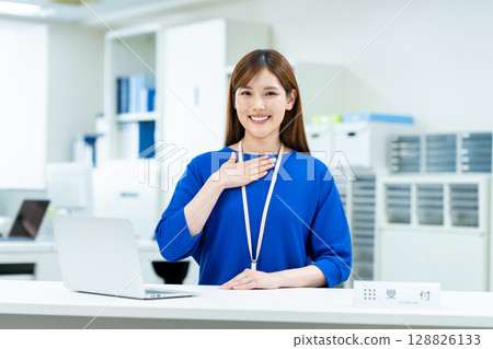 接待處的一位年輕女商人 128826133