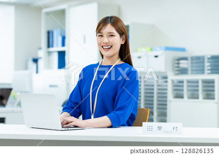 接待處的一位年輕女商人 128826135