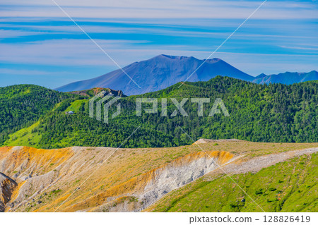 （群馬縣）從澀峠（日本國道最高點）眺望，背景是白根山和淺間山的火山口 128826419