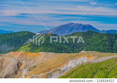 (群馬縣)從澀峠(日本國道最高點)眺望,背景是白根山和淺間山的火山口 (群馬縣)從澀峠(日本國道最高點)眺望,背景是白根山和淺間山的火山口 128826422