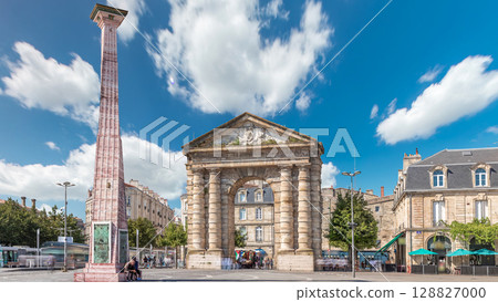 Porte d'Aquitaine arch and obelisk at Place de la Victoire timelapse hyperlapse in Bordeaux, France. 128827000