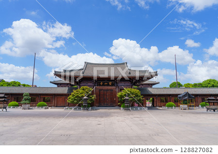 藍天白雲下的上海寶山區寶山寺 藍天白雲下的上海寶山區寶山寺 128827082