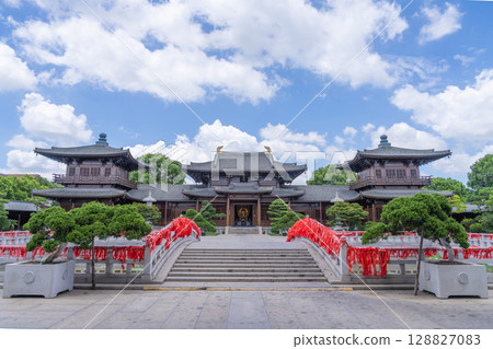 藍天白雲下的上海寶山區寶山寺 128827083