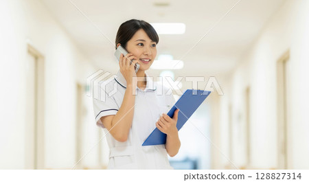 亞洲護理師透過 PHS 撥打電話 128827314