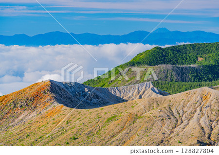 (群馬縣)從澀峠(日本國道最高點)眺望白根山火山口,遠處是富士山 (群馬縣)從澀峠(日本國道最高點)眺望白根山火山口,遠處是富士山 128827804