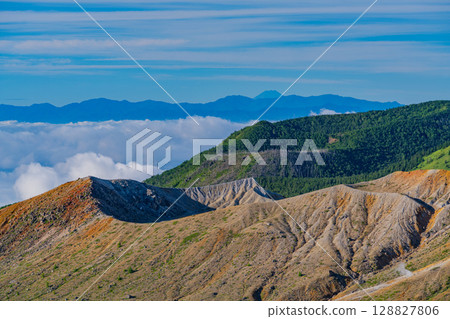 （群馬縣）從澀峠（日本國道最高點）眺望白根山火山口，遠處是富士山 128827806