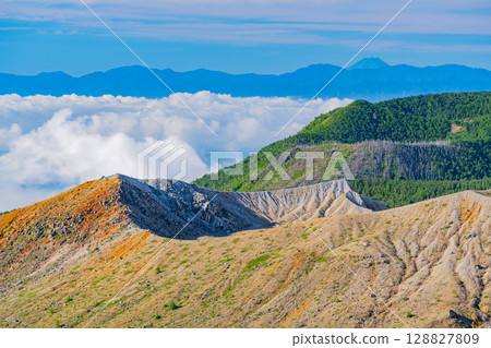 (群馬縣)從澀峠(日本國道最高點)眺望白根山火山口,遠處是富士山 (群馬縣)從澀峠(日本國道最高點)眺望白根山火山口,遠處是富士山 128827809