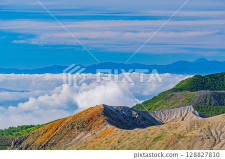 （群馬縣）從澀峠（日本國道最高點）眺望白根山火山口，遠處是富士山 128827810