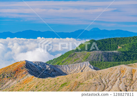 （群馬縣）從澀峠（日本國道最高點）眺望白根山火山口，遠處是富士山 128827811