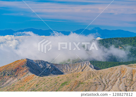 （群馬縣）從澀峠（日本國道最高點）眺望白根山火山口，遠處是富士山 128827812