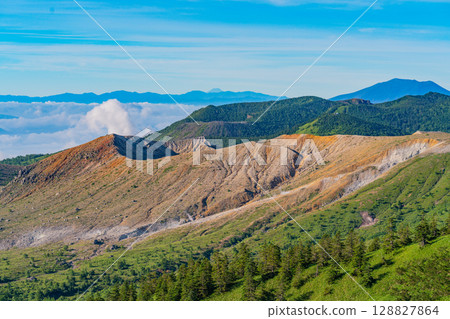 （群馬縣）從澀谷（日本國道最高點）看到的白根山火山口，背景是淺間山和遠處的富士山 128827864
