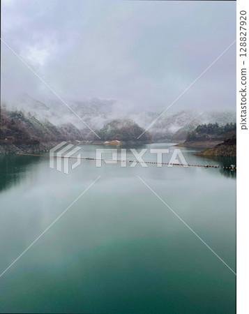 奧多摩湖在冬天 奧多摩湖在冬天 128827920
