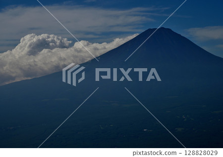 從禦坂山黑嶽瞭望台看到的夏季富士山 128828029