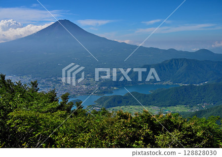 夏季從禦坂山黑嶽瞭望台可欣賞富士山、河口湖和足田山的景色 128828030