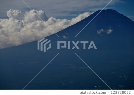夏季，從禦坂山黑嶽天文台眺望雲霧繚繞的富士山 128828032