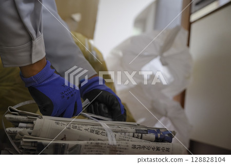 一名男子正在對可回收垃圾進行分類 一名男子正在對可回收垃圾進行分類 128828104