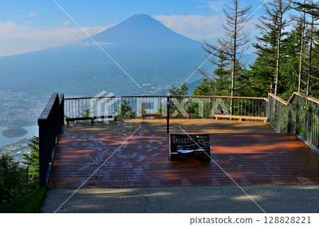 從禦坂山新堂峠富士山雙台的第二層平台眺望富士山 128828221