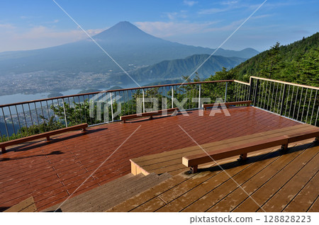 從禦坂山新堂峠富士山雙台第一層眺望富士山 從禦坂山新堂峠富士山雙台第一層眺望富士山 128828223