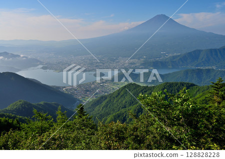 從禦坂山新堂峠富士山雙台第一層眺望富士山與河口湖 從禦坂山新堂峠富士山雙台第一層眺望富士山與河口湖 128828228