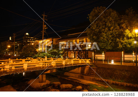 玉atsu溫泉的夜景 玉atsu溫泉的夜景 128828988