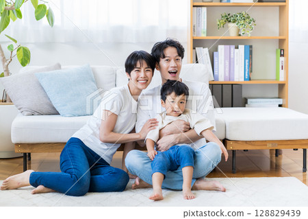 一家人在客廳休息。 一家人在客廳休息。 128829439