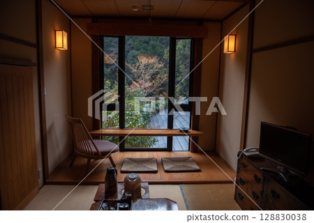 Guest rooms at this hot spring inn exude a warm Japanese atmosphere 128830038