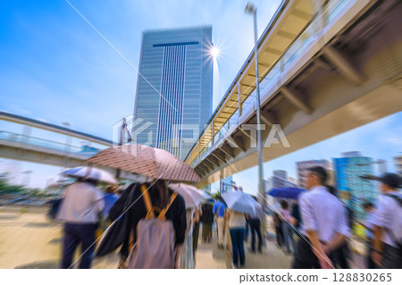 日本橫濱的城市景觀。選舉等照片。清晨通勤。選民的決定…背景是橫濱市政廳（24日） 128830265