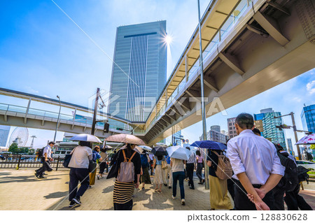 日本橫濱的城市景觀。選舉等照片。清晨通勤。選民的決定…背景是橫濱市政廳（24日） 128830628