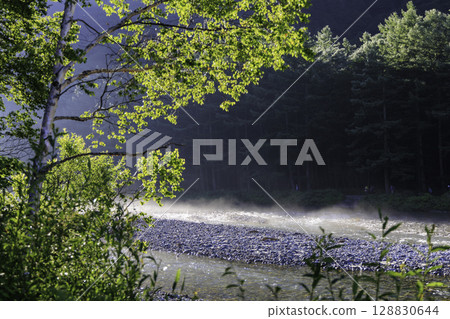 A fantastical river mist rising from Kamikochi in the early morning and the tranquil scenery of the Azusa River 128830644