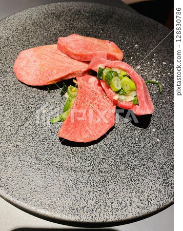 Beef onion salt 128830786