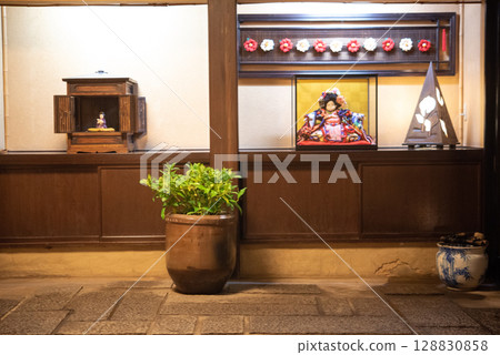 The entrance of the inn exudes traditional Japanese hospitality 128830858