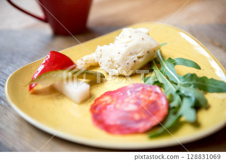 時尚的西餐盤和甜點套裝|咖啡廳風格的美食形象 時尚的西餐盤和甜點套裝|咖啡廳風格的美食形象 128831069