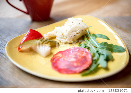 時尚的西餐盤和甜點套裝|咖啡廳風格的美食形象 128831071