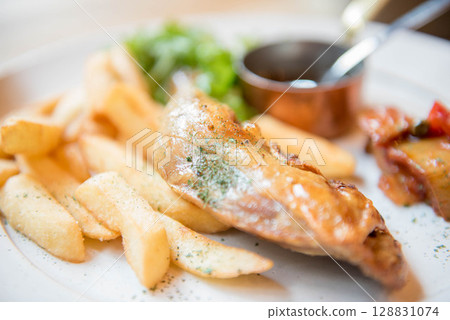 時尚的西餐盤和甜點套裝|咖啡廳風格的美食形象 時尚的西餐盤和甜點套裝|咖啡廳風格的美食形象 128831074