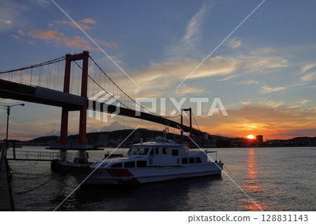 Wakato Bridge and the sunset 128831143