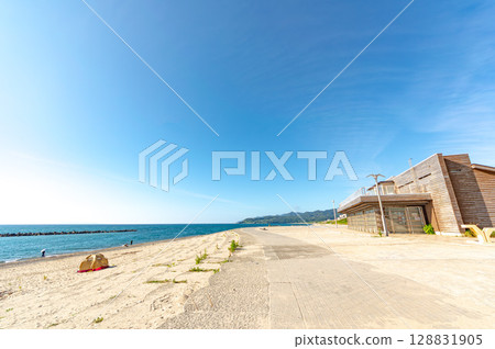 瀨波溫泉：從海灘廣場眺望溫泉旅館 128831905
