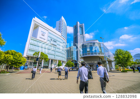 日本橫濱櫻木町車站前的街景。清晨的通勤景象。市長選舉的布條……選民會做出怎樣的抉擇……？ =24日 128832098