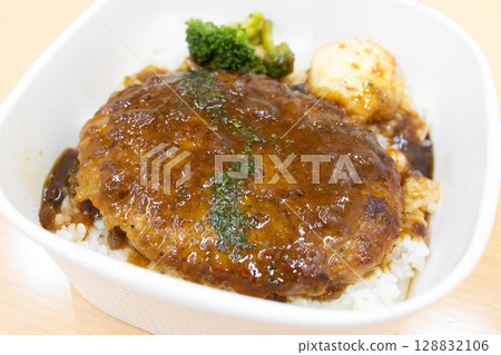 Delicious hamburger bowl lunch from a convenience store 128832106
