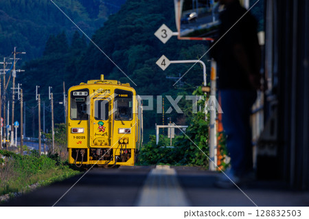 Kiha 125 型柴油列車抵達車站 Kiha 125 型柴油列車抵達車站 128832503