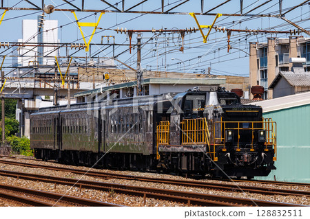 DD200 type diesel locomotive and SL Hitoyoshi 50 series passenger car running on the freight line 128832511