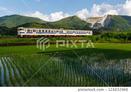 JR Kyushu Kiha 147 series diesel railcar running on the Hitahikosan Line with Hiraodai in the background 128832960