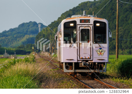 A scene of the Heisei Chikuho Railway 400 series "Tsunagari" train in motion 128832964