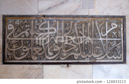 Beautiful stone carvings on the wall in Fatehpur Sikri complex, Uttar Pradesh, India 128833213