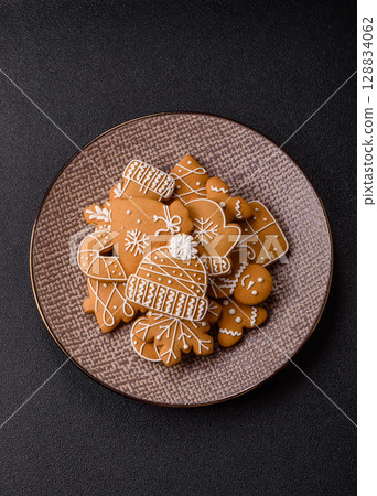 Christmas winter gingerbread, holiday biscuits on monochrome background 128834062
