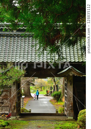 Shugetsuji Temple in autumn colors (Niigata Prefecture) Shugetsuji Temple in autumn colors (Niigata Prefecture) 128835112
